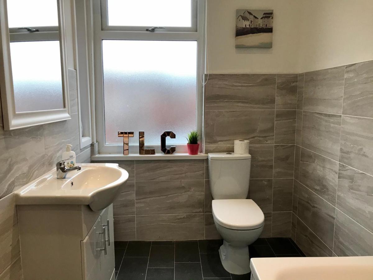 Stylish 3 Bedroom House Only 5 Mins From M6/M58 Уиган Экстерьер фото